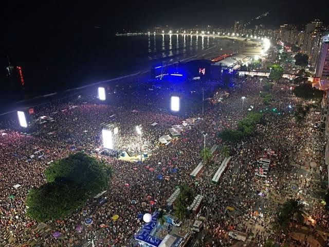 Artista do Grupo VRPM em apresentação intimista